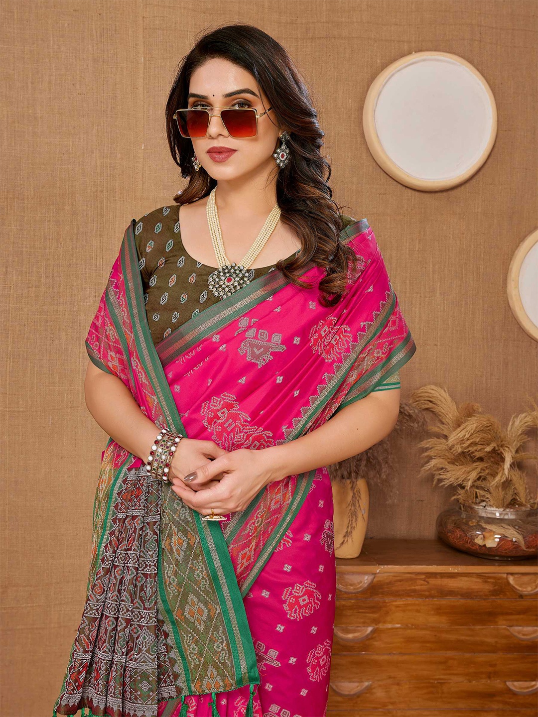 

VAIRAGEE Ethnic Motifs Woven Design Zari Saree, Magenta