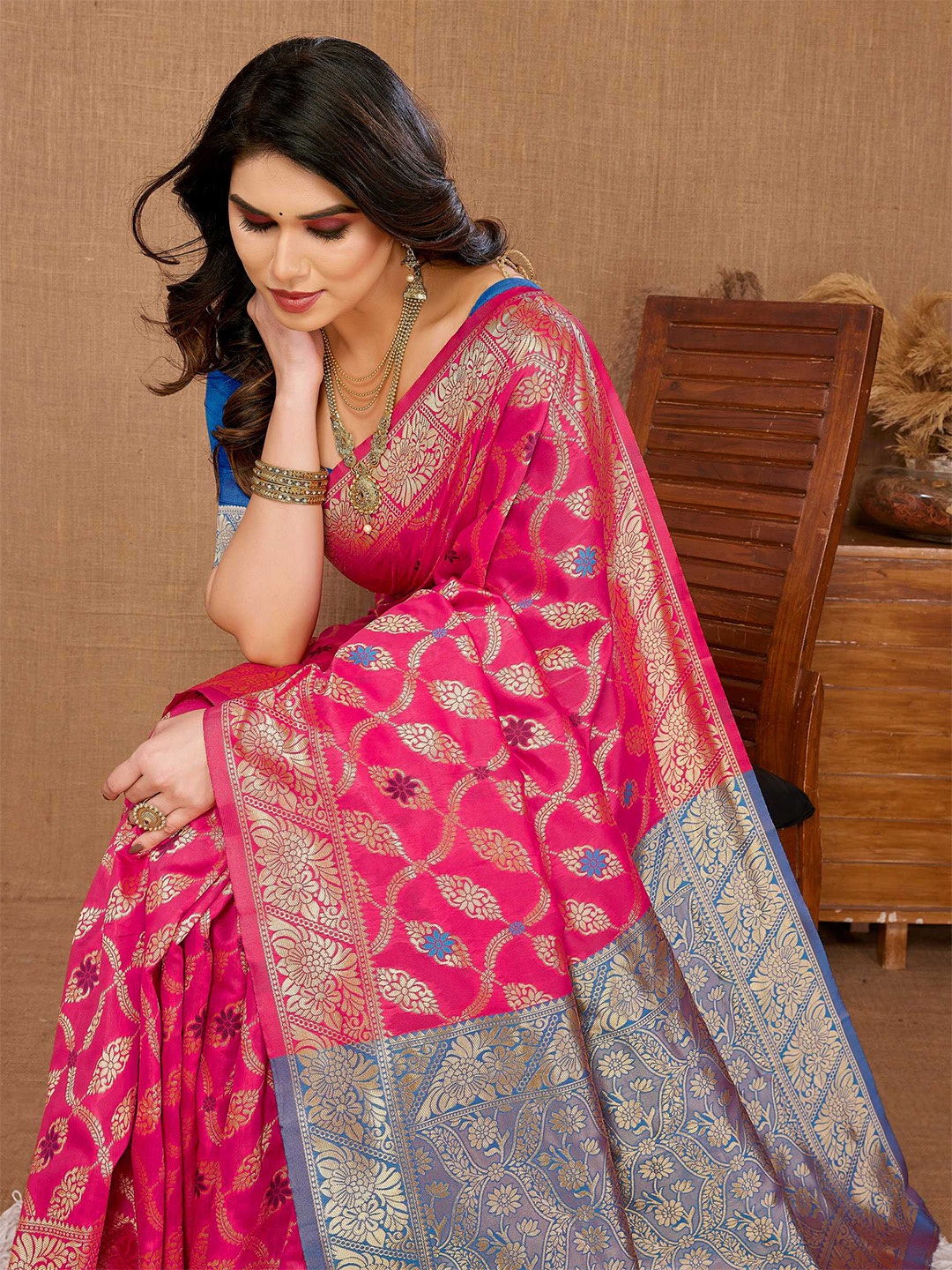 

VAIRAGEE Ethnic Woven Design Zari Saree, Magenta