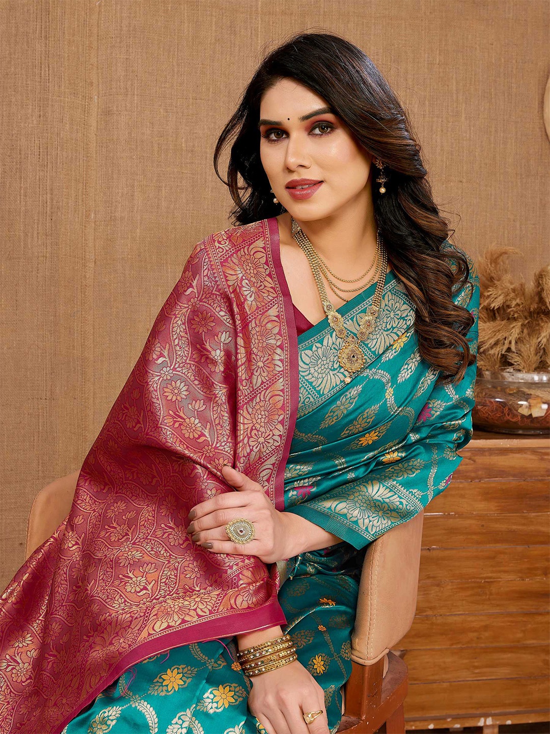 

VAIRAGEE Ethnic Woven Design Zari Saree, Turquoise blue
