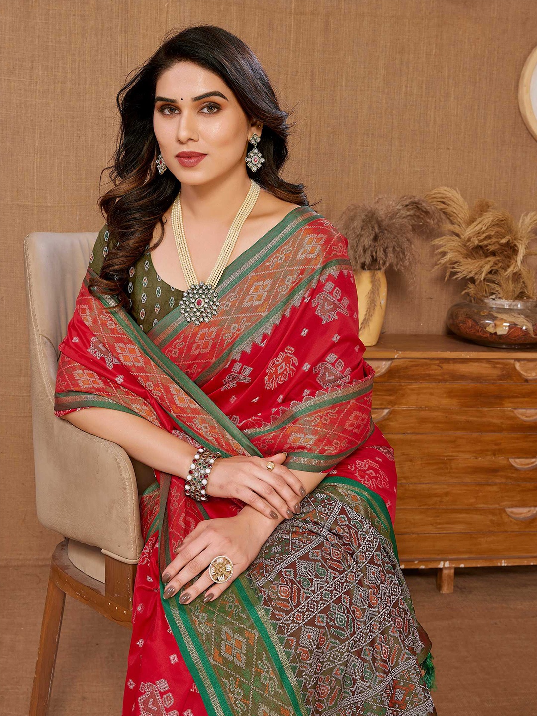 

VAIRAGEE Ethnic Motifs Woven Design Zari Saree, Red