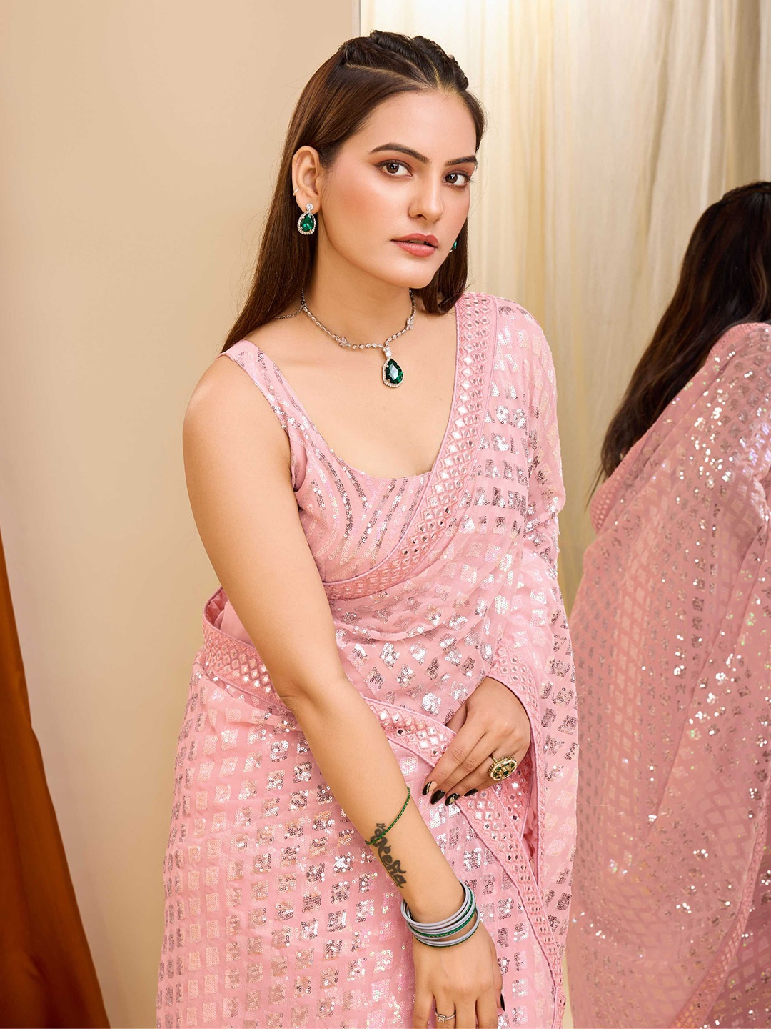 

VAIRAGEE Geometric Embellished Mirror Work Saree, Peach