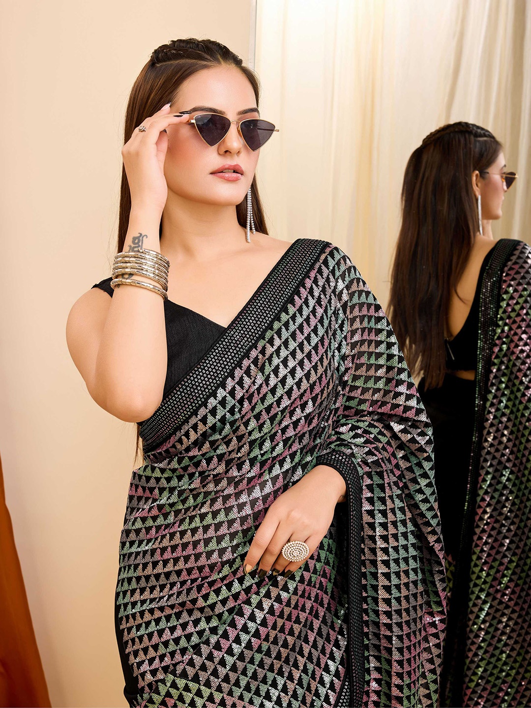

VAIRAGEE Embellished Sequinned Saree, Black