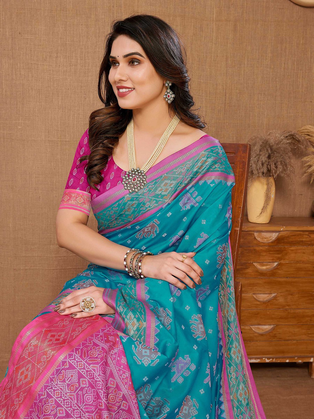 

VAIRAGEE Floral Woven Design Zari Saree, Blue