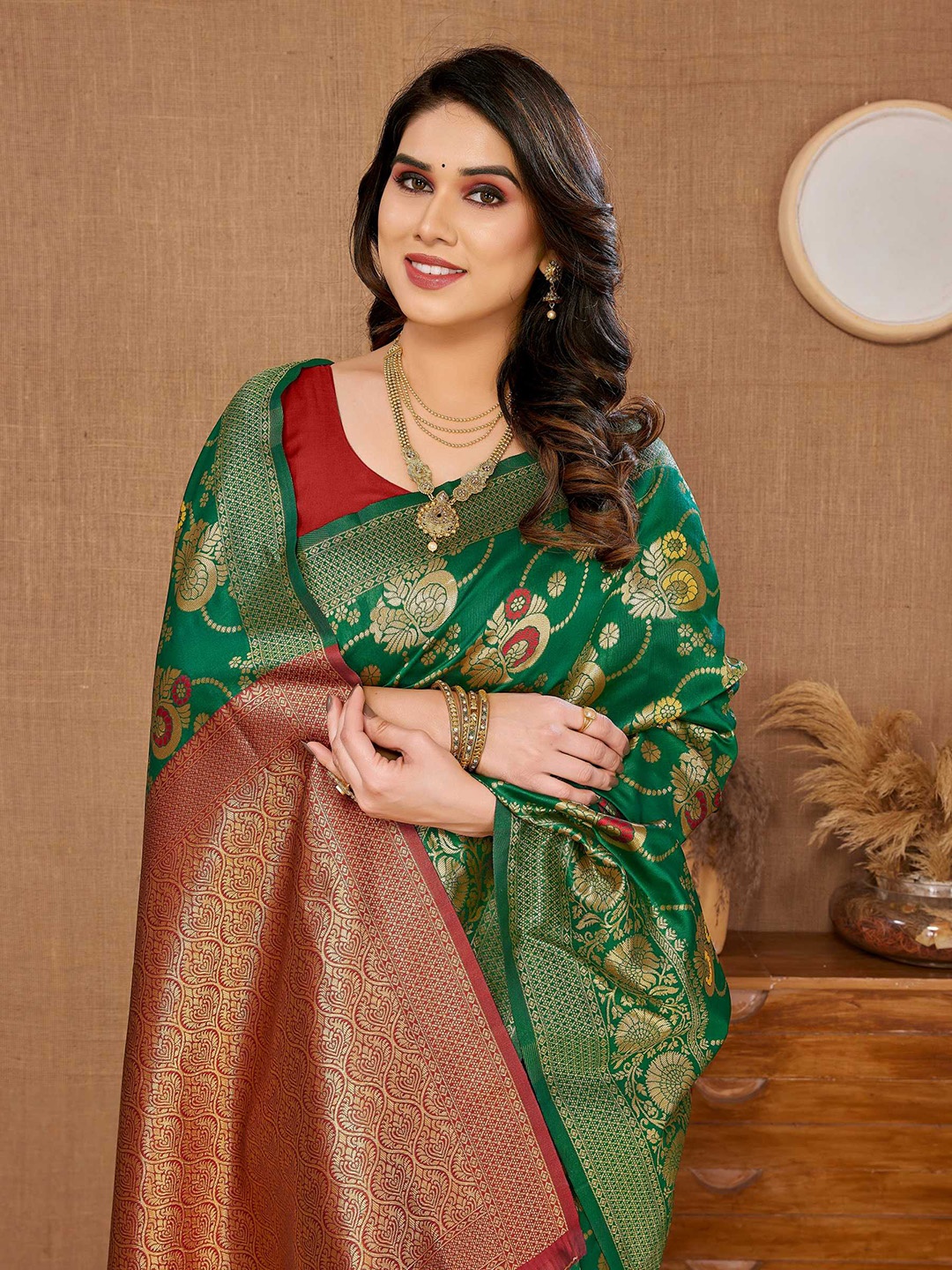 

VAIRAGEE Ethnic Woven Design Zari Saree, Green