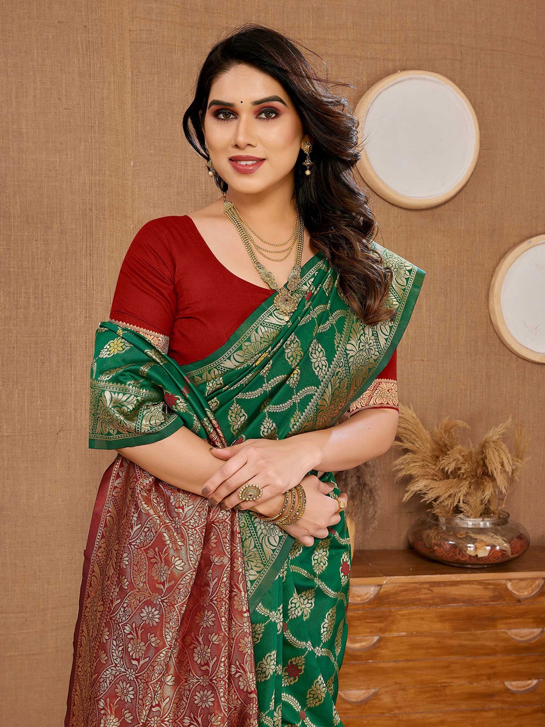 

VAIRAGEE Ethnic Motifs Woven Design Zari Saree, Green