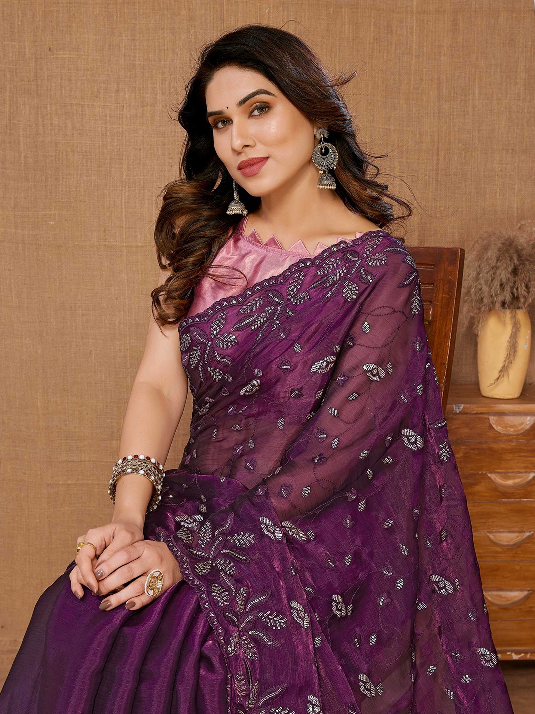 

VAIRAGEE Floral Embroidered Sequinned Saree, Purple