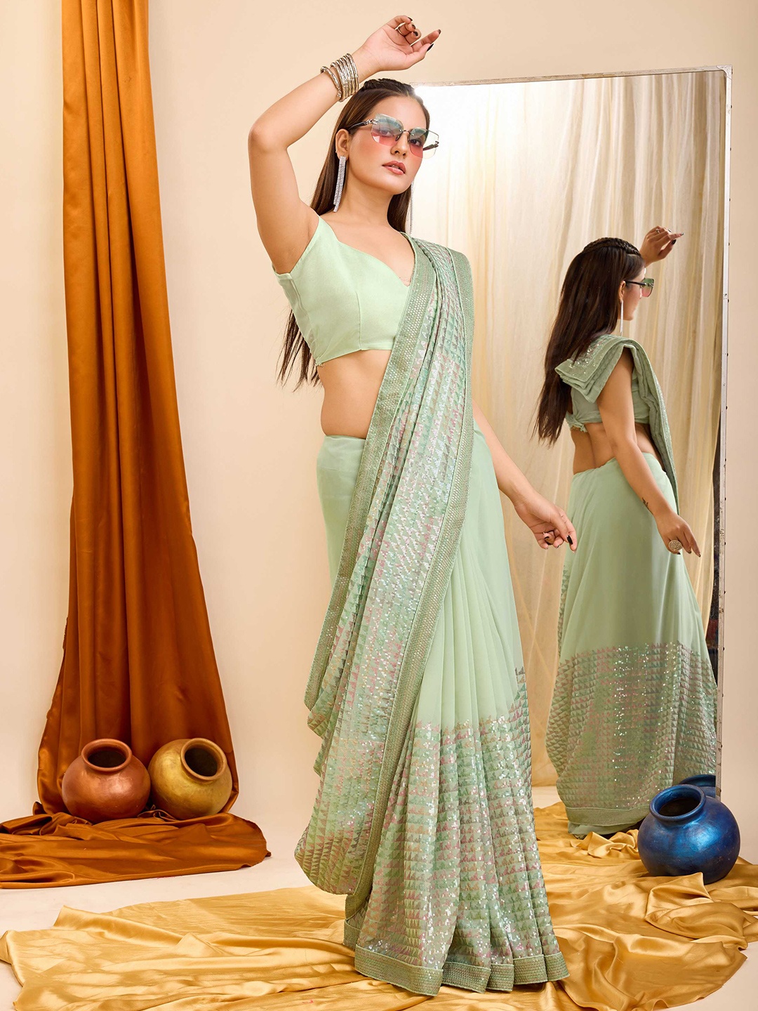 

VAIRAGEE Geometric Embellished Sequinned Saree, Olive