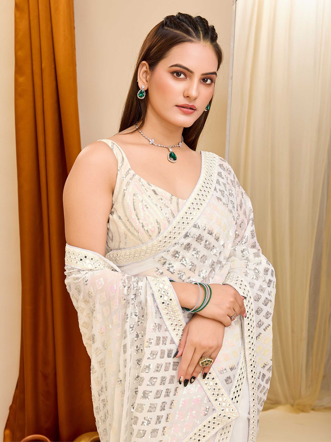 

VAIRAGEE Geometric Embroidered Saree, White