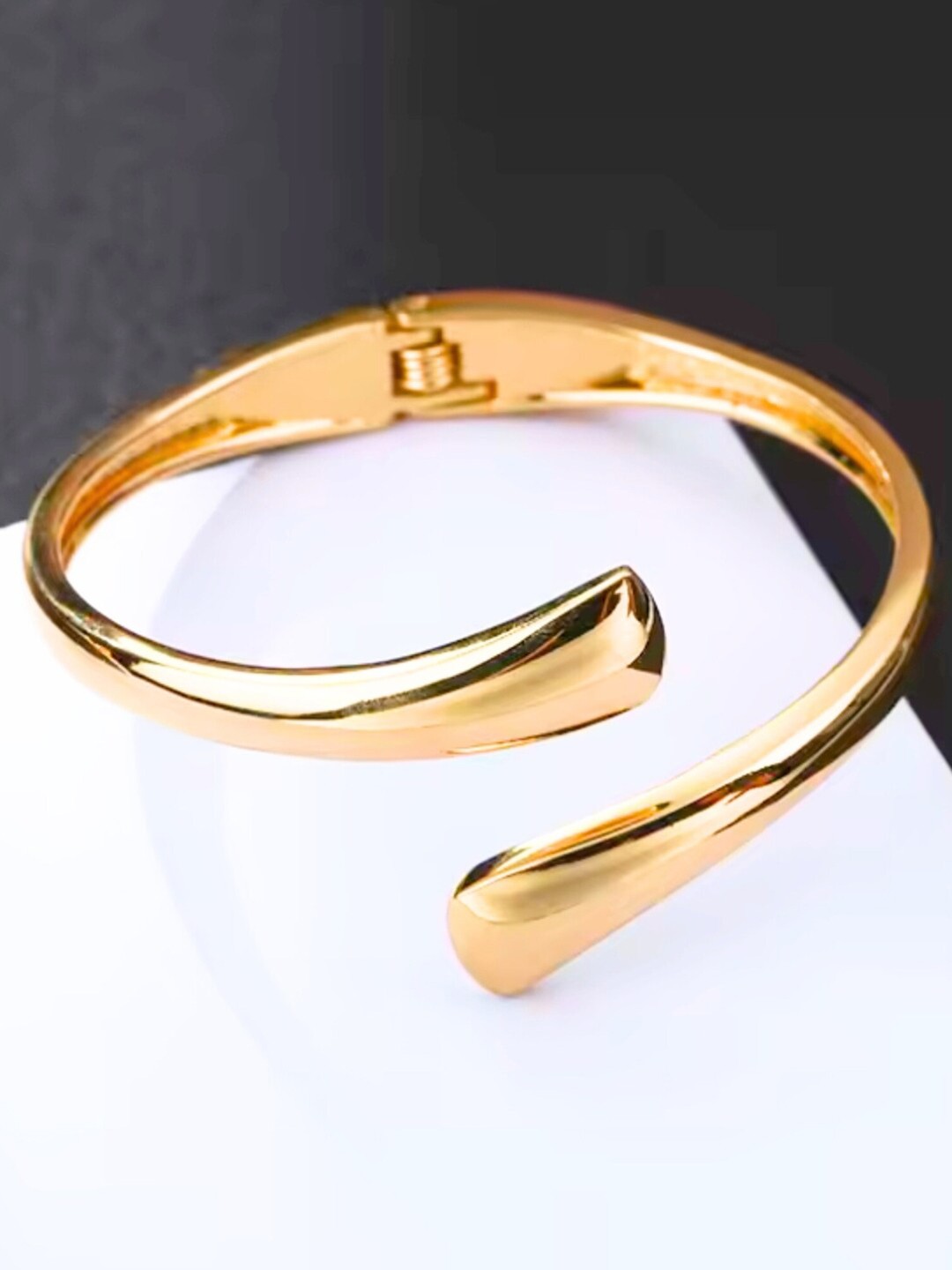

SALVE Women Cuff Bracelet, Gold