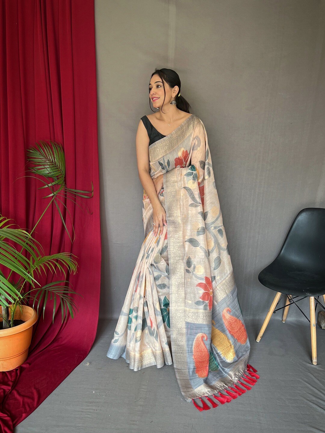 

SGF11 Floral Printed Zari Silk Cotton Zari Jamdani Saree, Grey