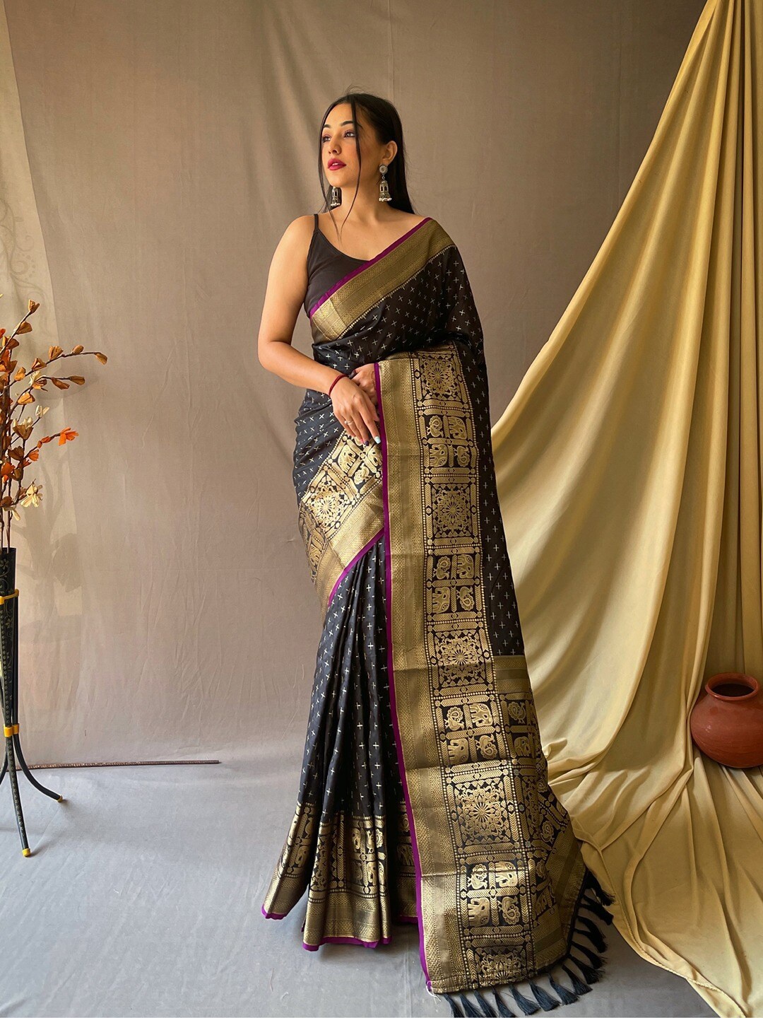 

SGF11 Ethnic Motifs Woven Design Zari Art Silk Kanjeevaram Saree, Black
