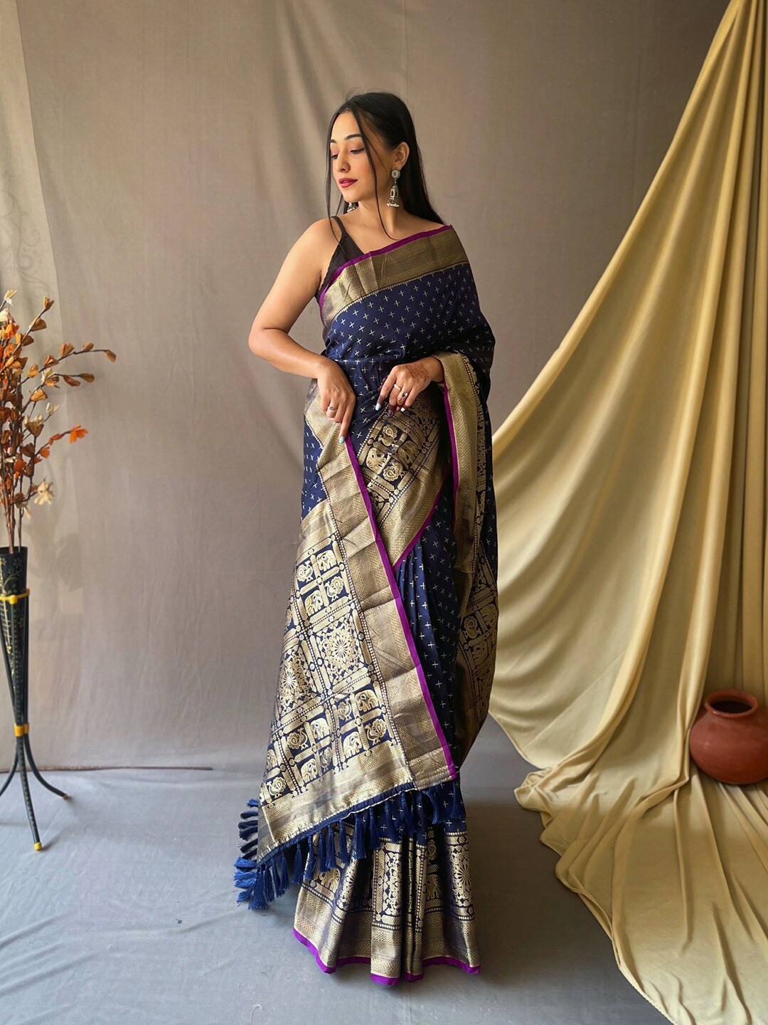 

SGF11 Geometric Zari Art Silk Kanjeevaram Saree, Blue