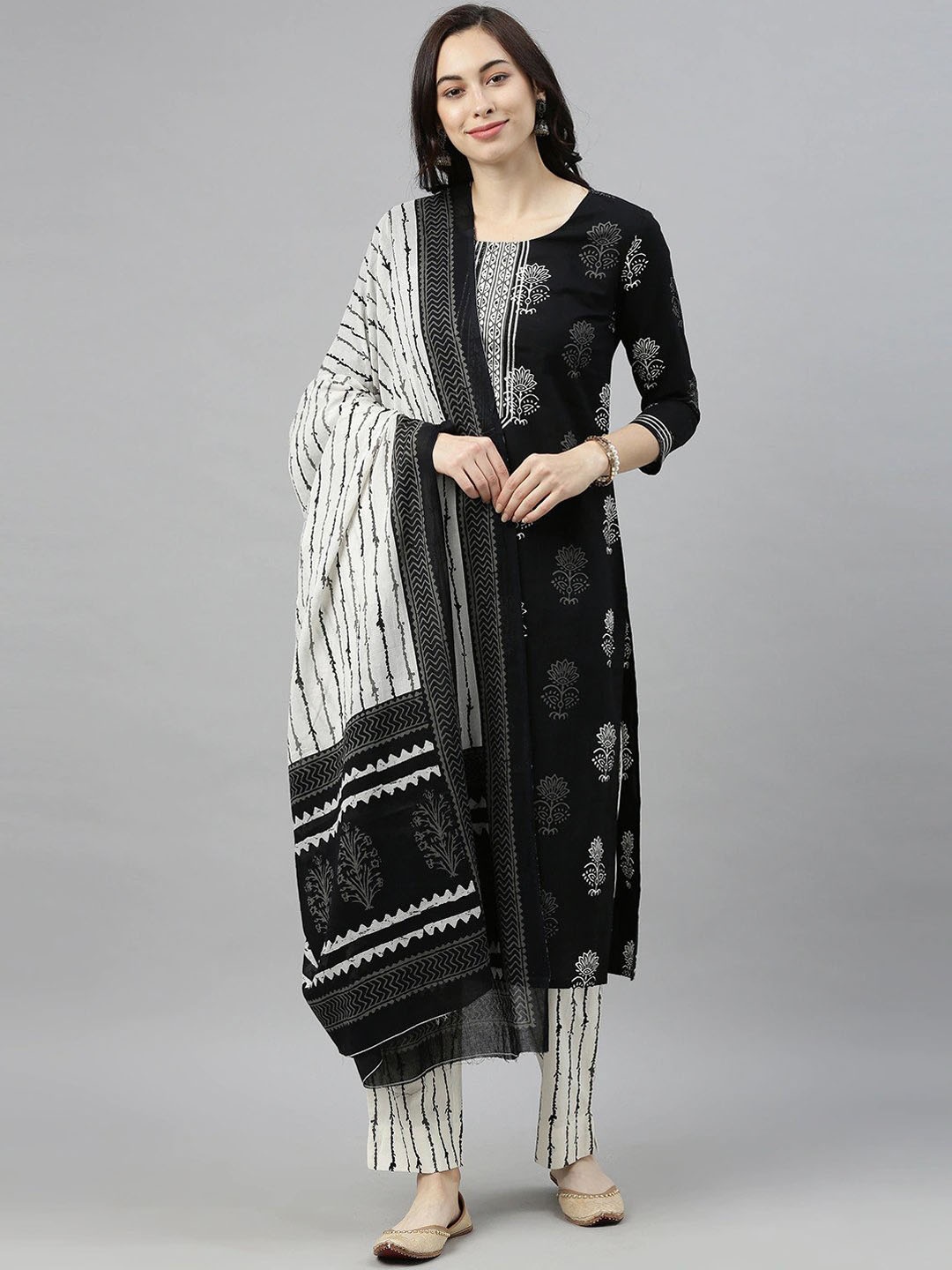 

AHIKA Floral Printed Regular Straight Kurta With Trousers & Dupatta, Black