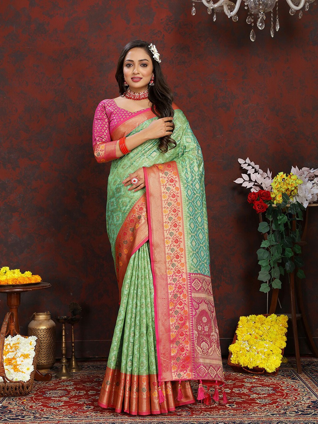 

Lookslady Ethnic Motifs Woven Design Banarasi Saree, Green