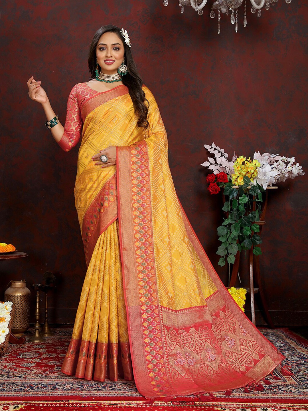 

Lookslady Ethnic Motifs Woven Design Zari Organza Banarasi Saree, Yellow