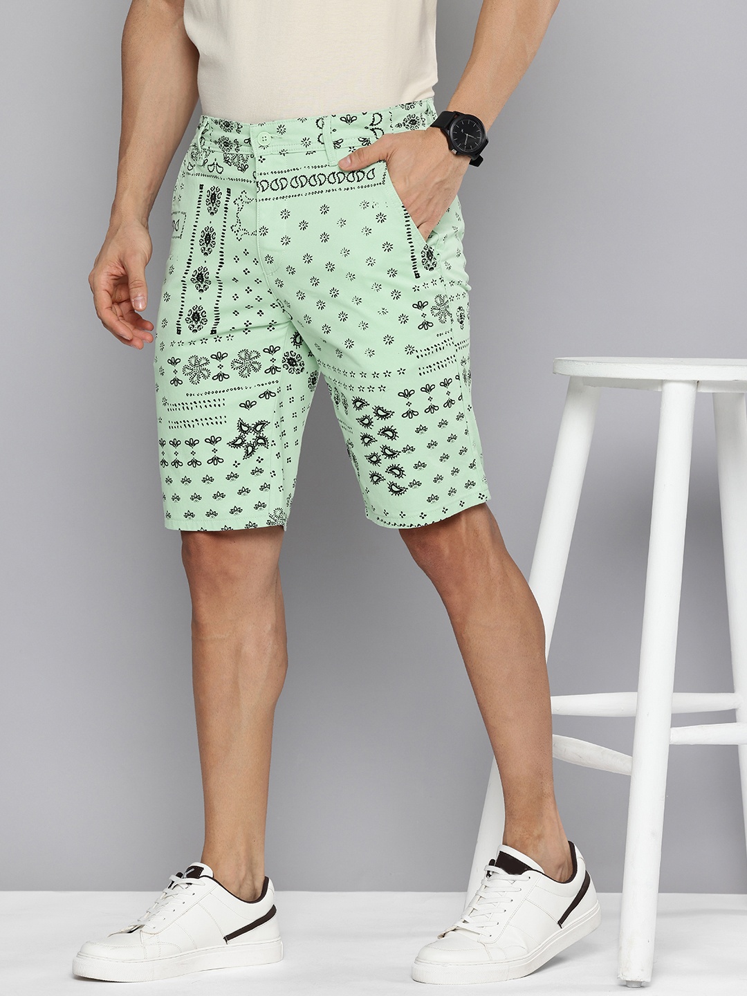 

Levis Men Ethnic Motifs Printed Tapered Fit Chino Shorts, Green