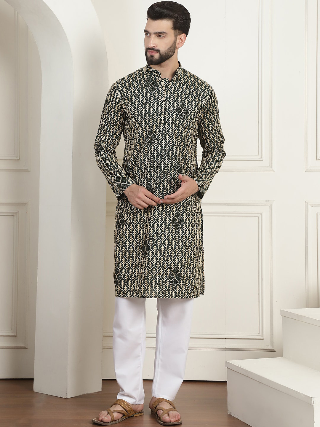 

SOJANYA Geometric Embroidered Mandarin Collar Pure Cotton Straight Kurta With Pyjama, Green