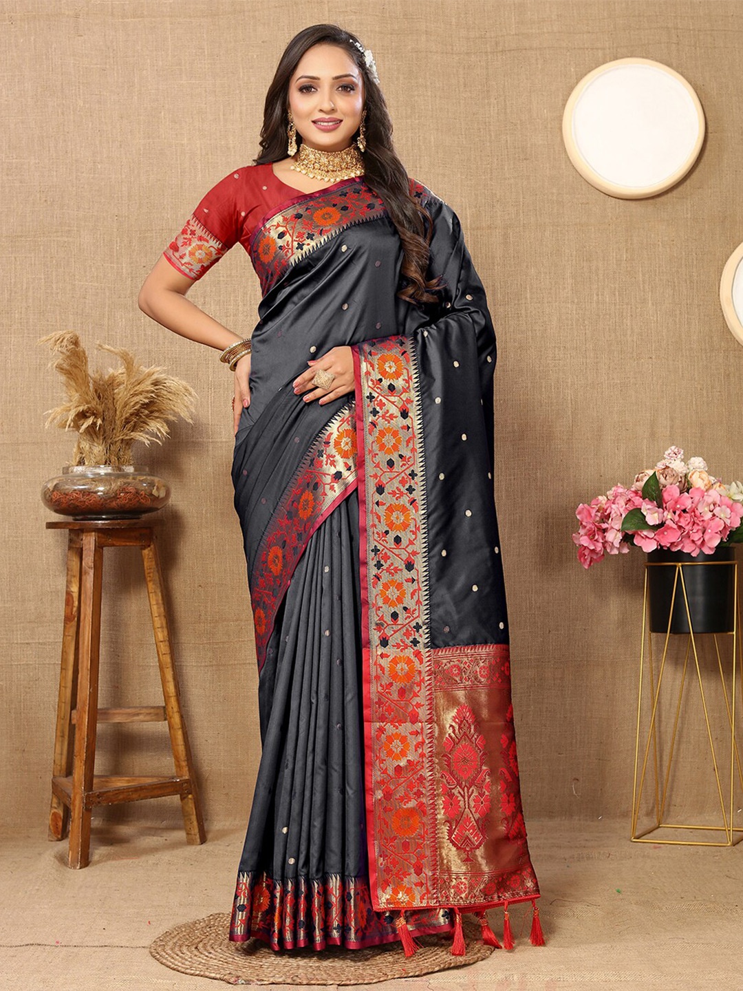 

Lookslady Ethnic Motifs Woven Design Banarasi Saree, Black
