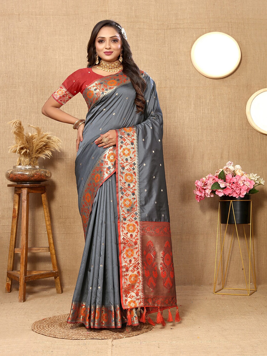 

Lookslady Floral Woven Design Zari Banarasi Saree, Grey