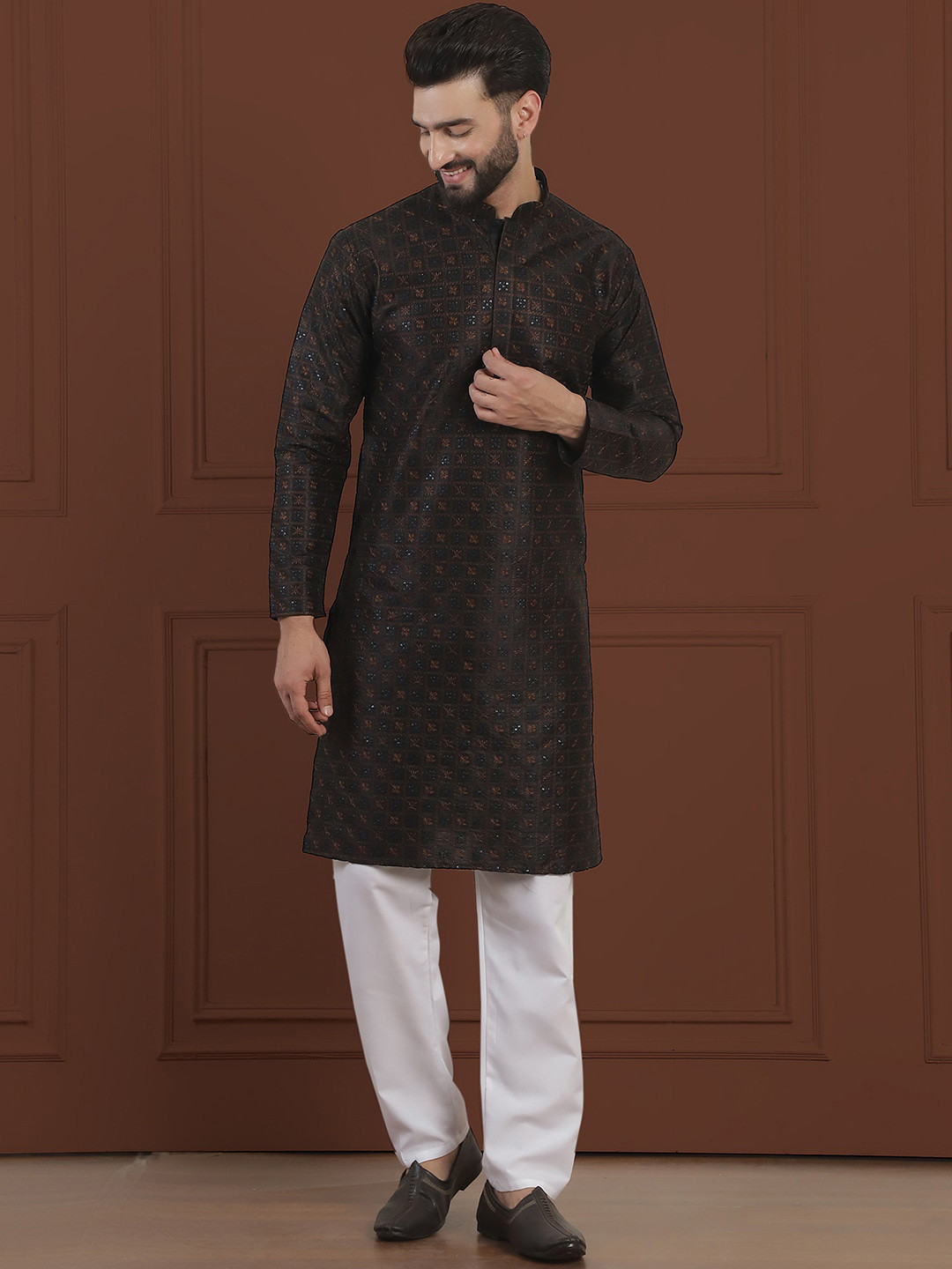 

SOJANYA LUXE Geometric Embroidered Mandarin Collar Thread Work Cotton Silk Kurta & Pyjama, Black