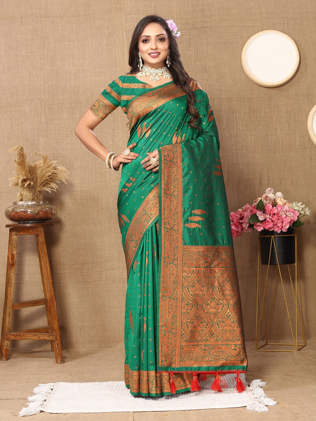 

CATCHY FOREVER Ethnic Motifs Woven Design Zari Banarasi Saree, Green