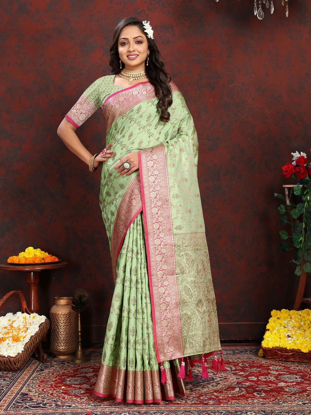 

CATCHY FOREVER Woven Design Banarasi Zari Saree, Green
