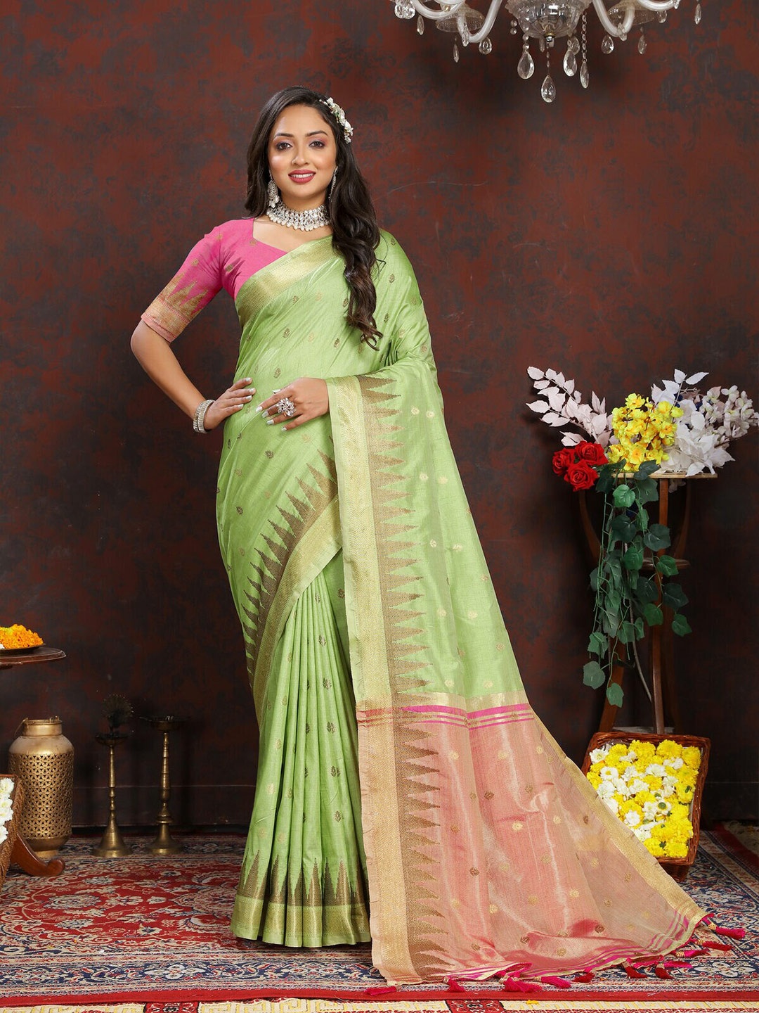 

CATCHY FOREVER Woven Design Zari Saree, Green