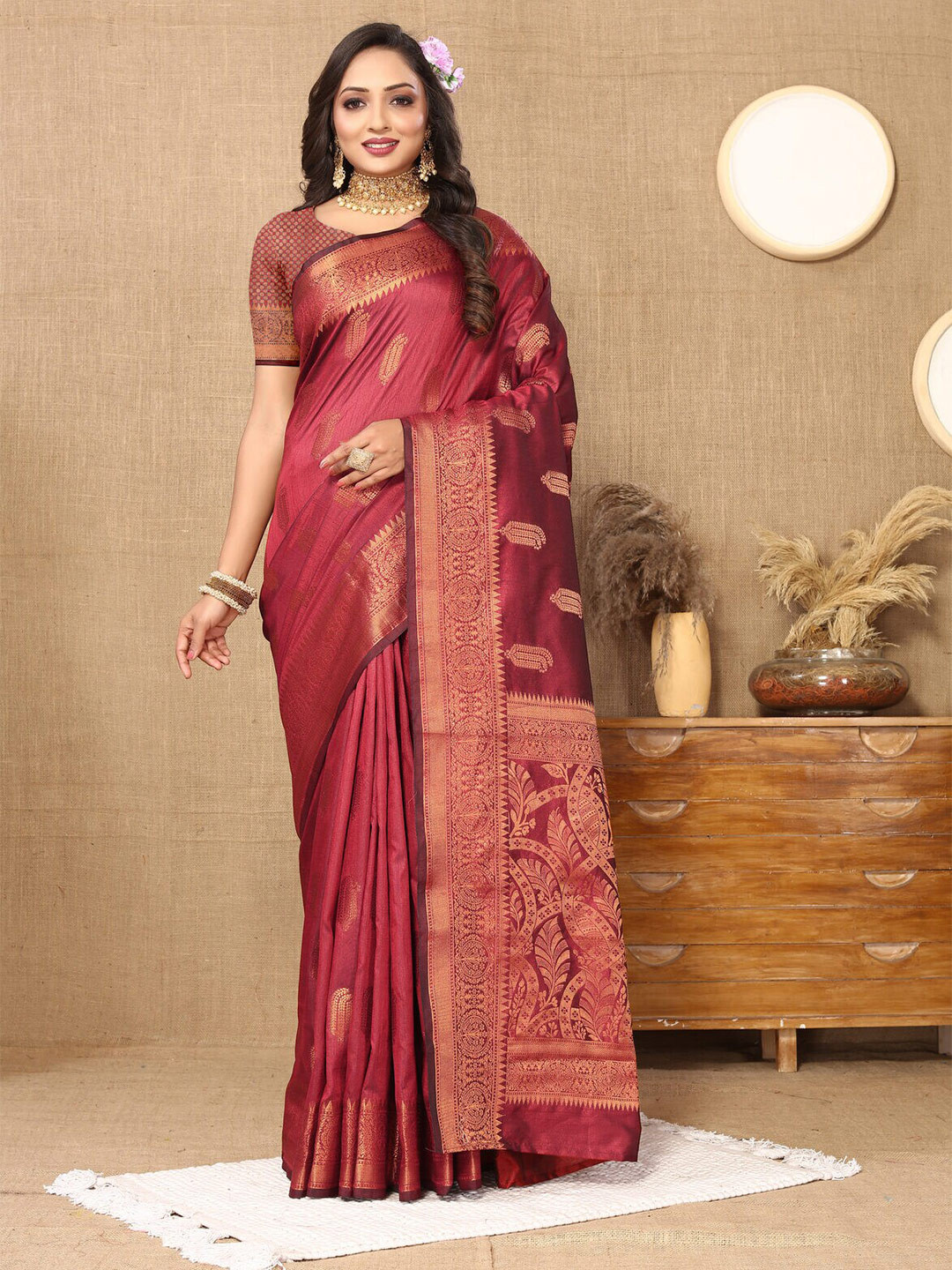 

CATCHY FOREVER Woven Design Zari Silk Blend Banarasi Saree, Maroon
