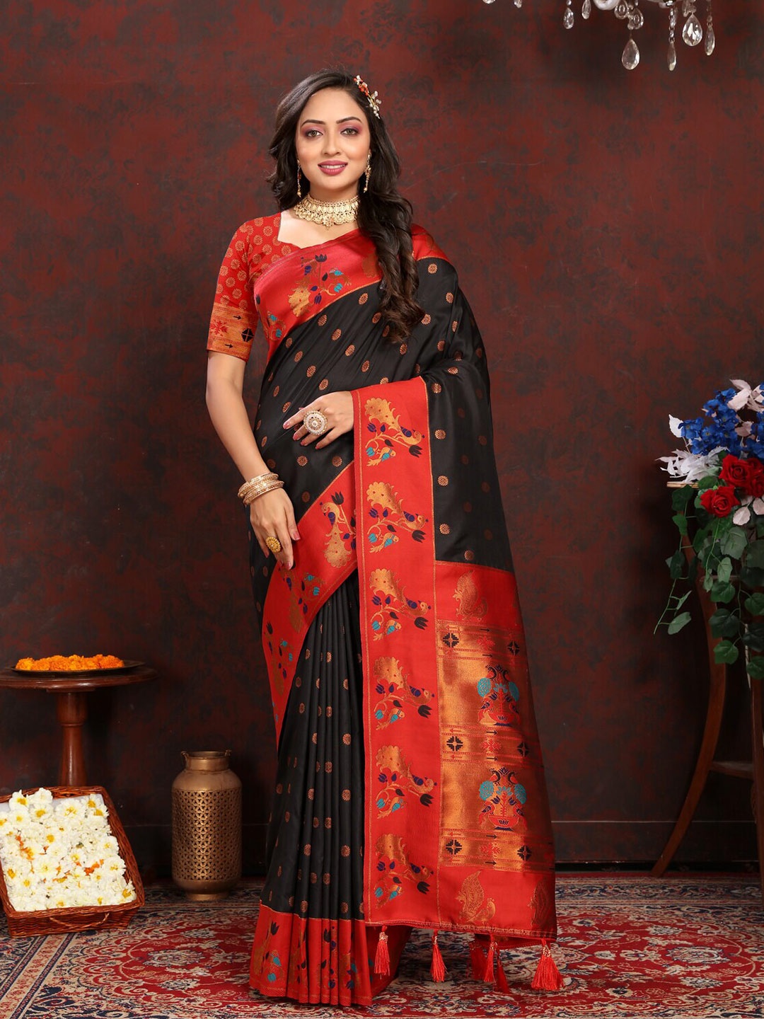 

CATCHY FOREVER Woven Design Zari Silk Blend Paithani Saree, Black