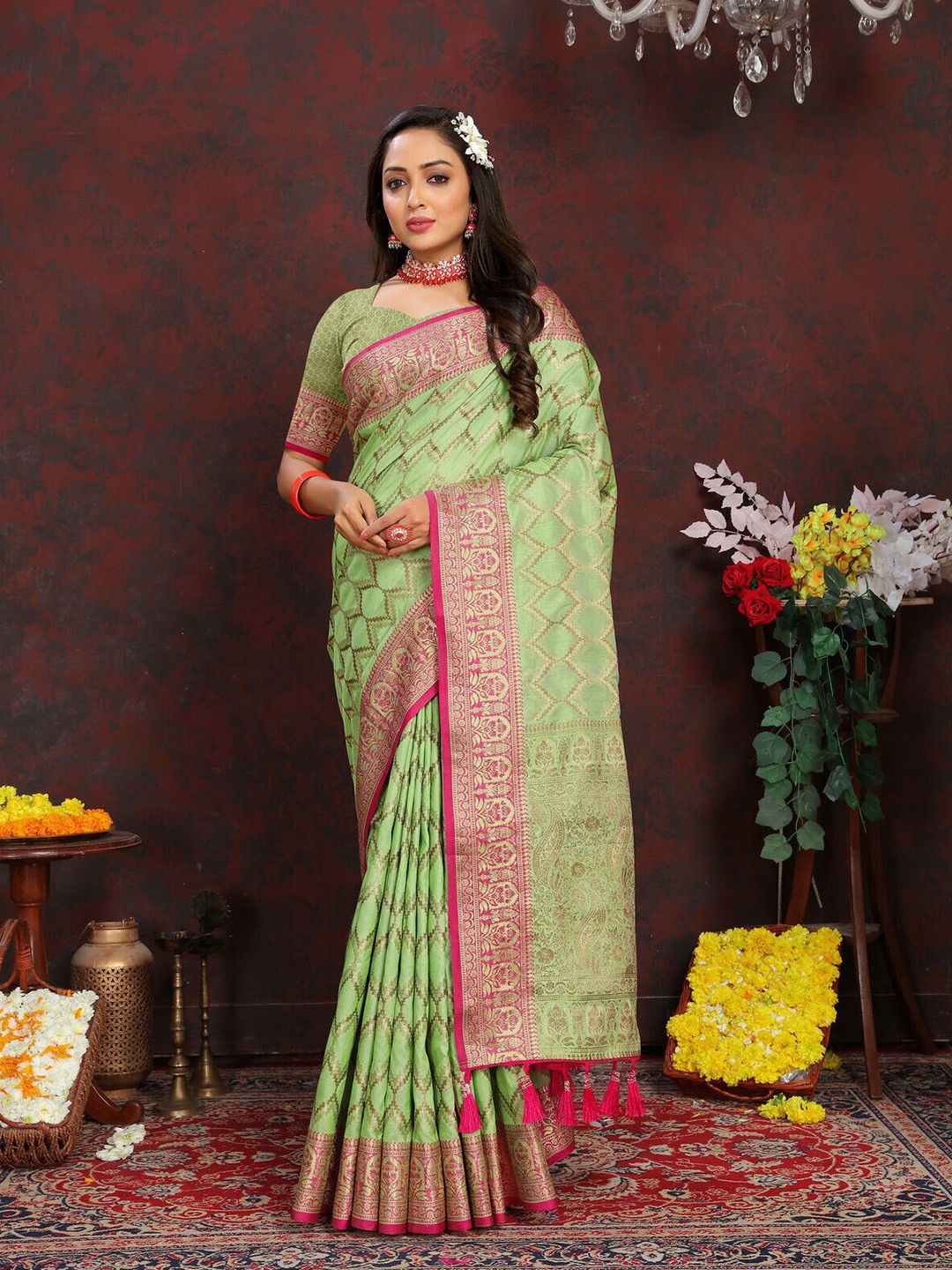 

CATCHY FOREVER Ethnic Motifs Woven Design Zari Banarasi Saree, Green