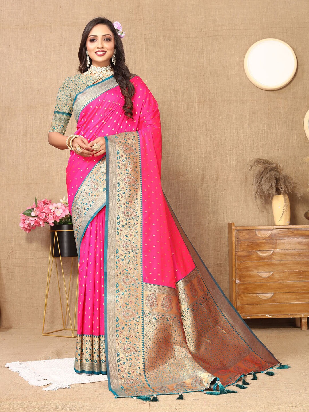 

CATCHY FOREVER Woven Design Zari Silk Blend Banarasi Saree, Pink