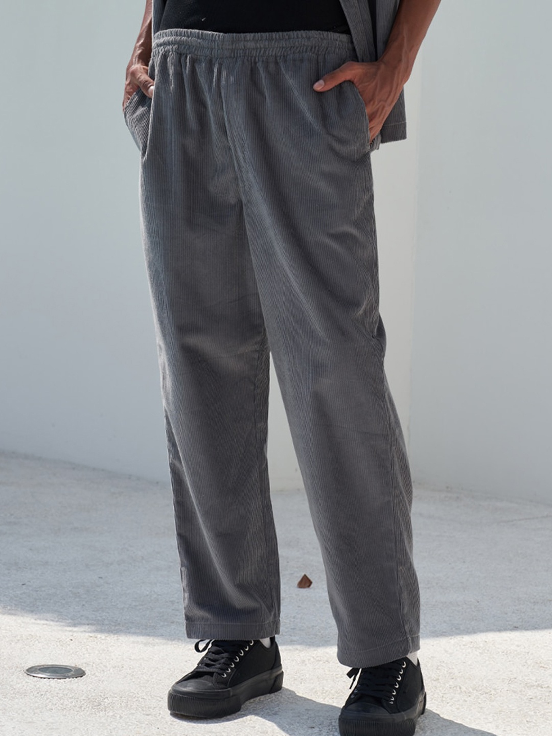 

Bonkers Corner Men Mid-Rise Regular Fit Corduroy Trousers, Grey