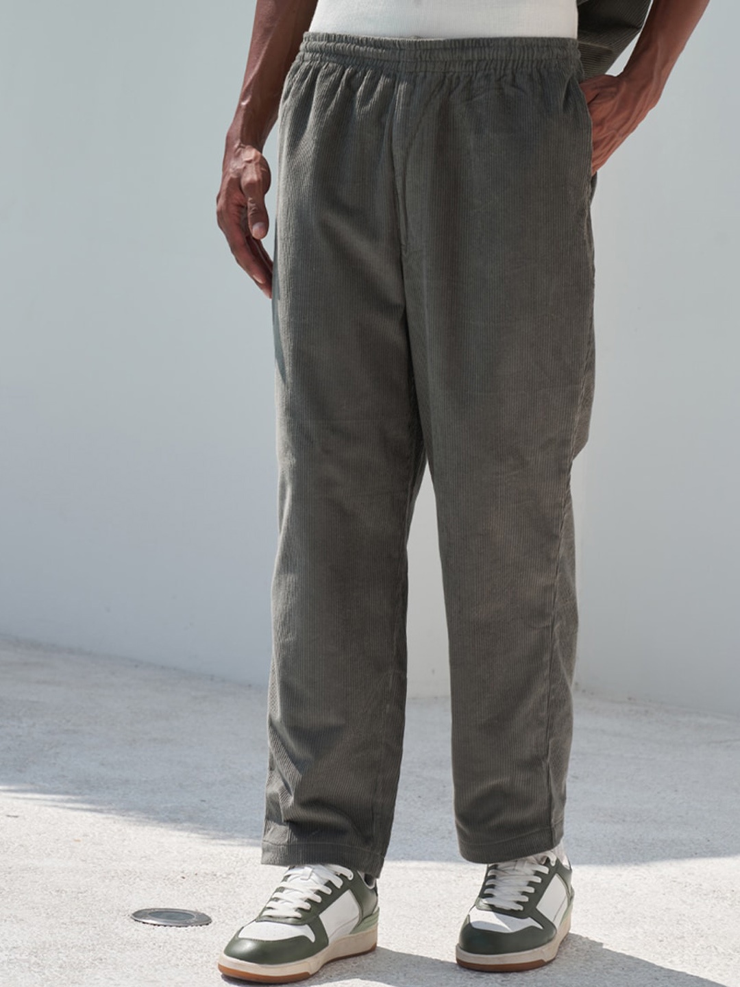 

Bonkers Corner Men Mid-Rise Regular Fit Trousers, Olive