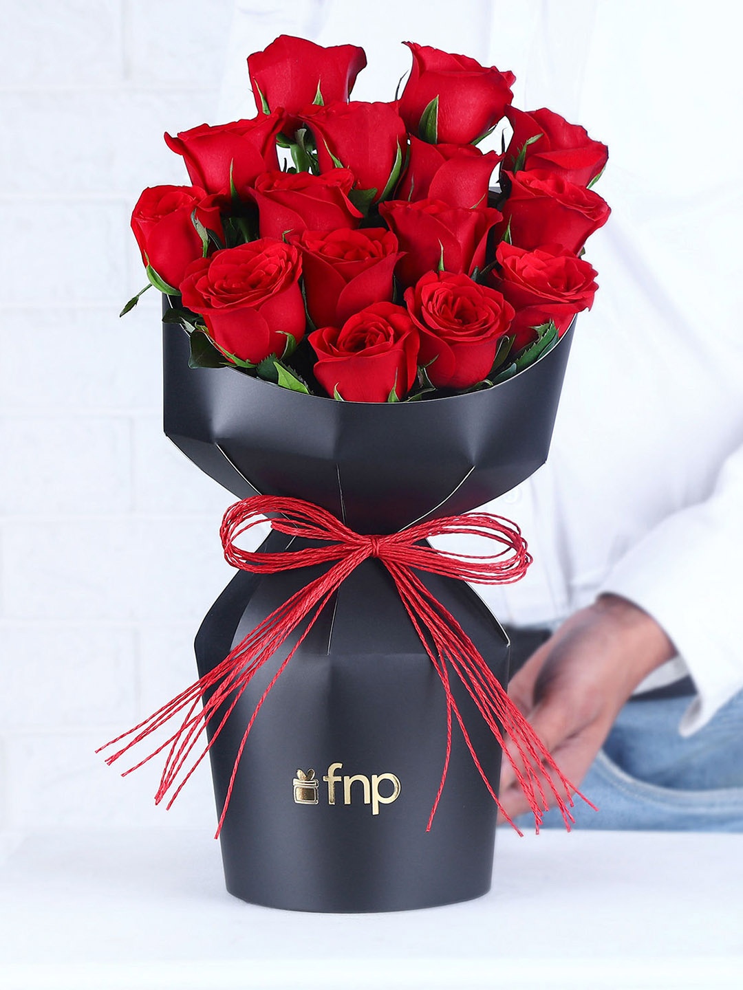 

fnp Red 15 Pieces Live Roses Flowers Bouquet Paired With Murraya Filler