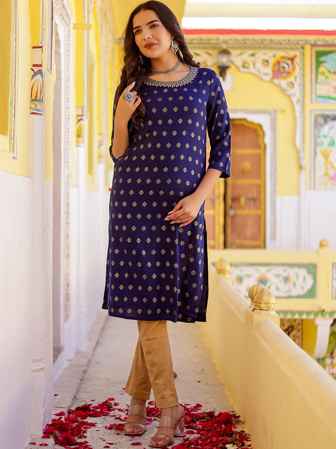 

Chandbaali Women Floral Printed Kurta, Navy blue