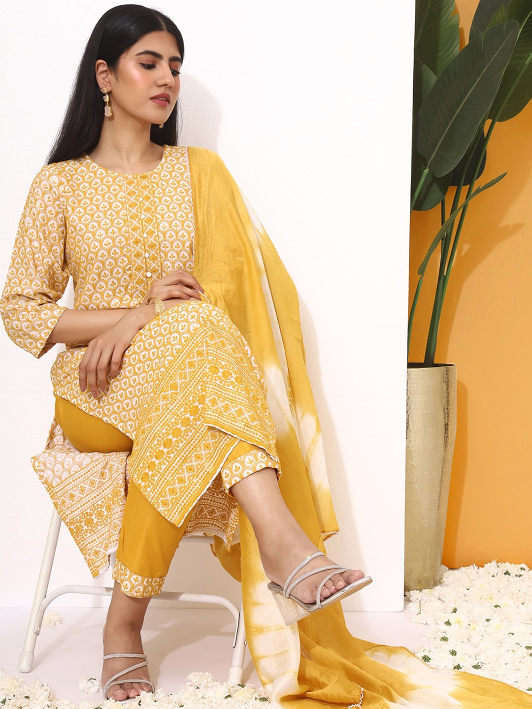 Ishin Ethnic Motifs Round Neck Three-Quarter Sleeves Thread Work Kurta with Set