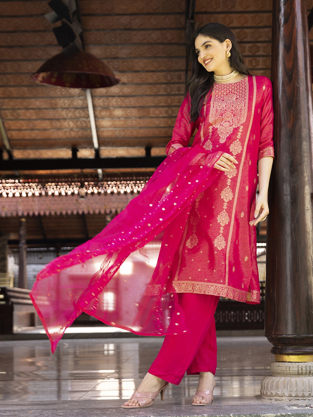 

Ishin Ethnic Motifs Printed Round Neck Three-Quarter Sleeves Kurta Set, Pink