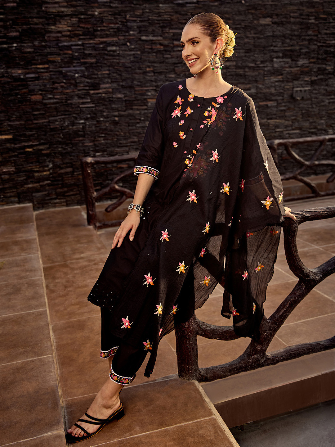 

Ishin Floral Embroidered Round Neck Three-Quarter Sleeves Thread Work Kurta Set, Black