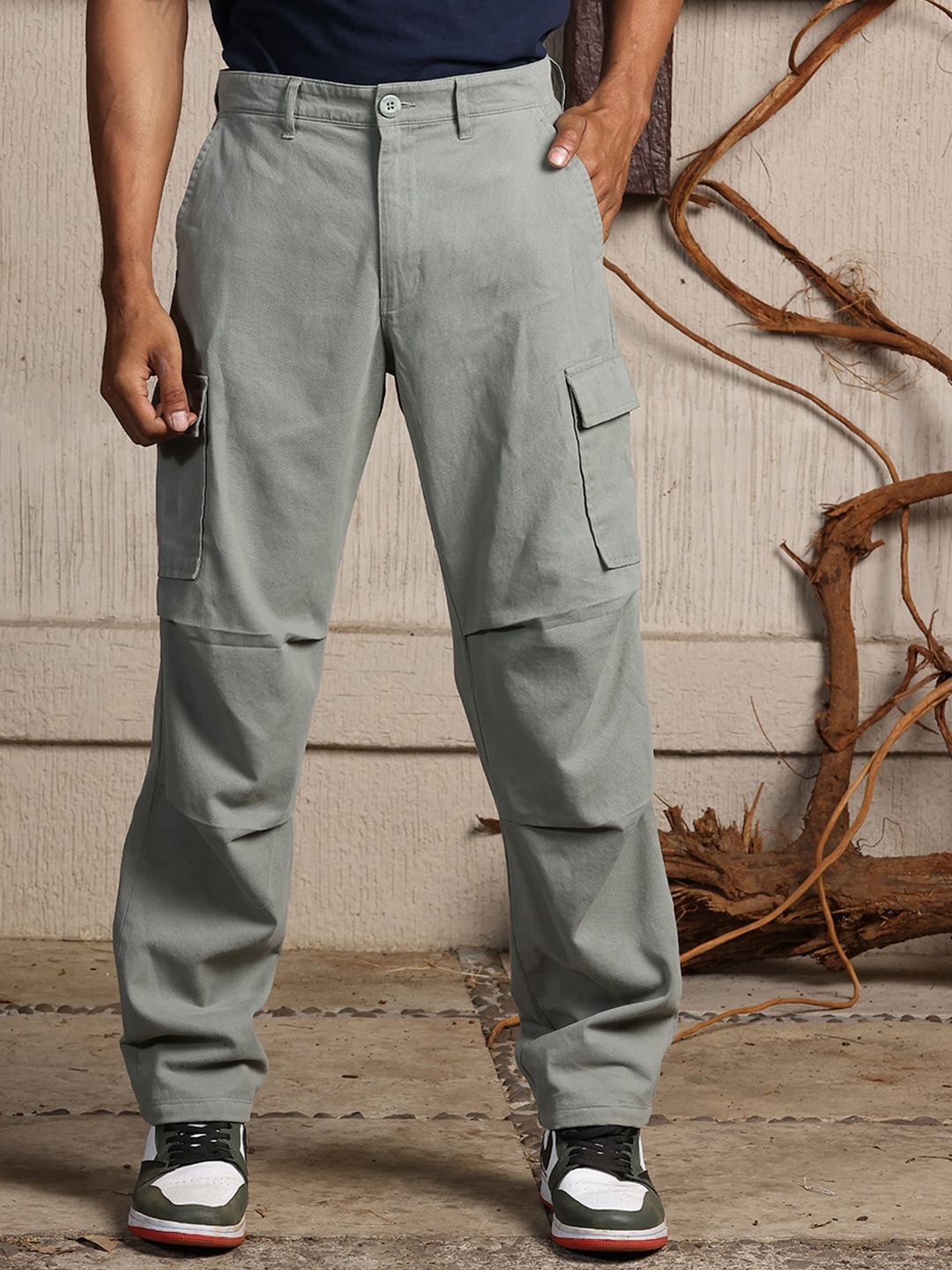 

The Roadster Lifestyle Co. Men Green Pure Cotton Loose-Fit Cargos