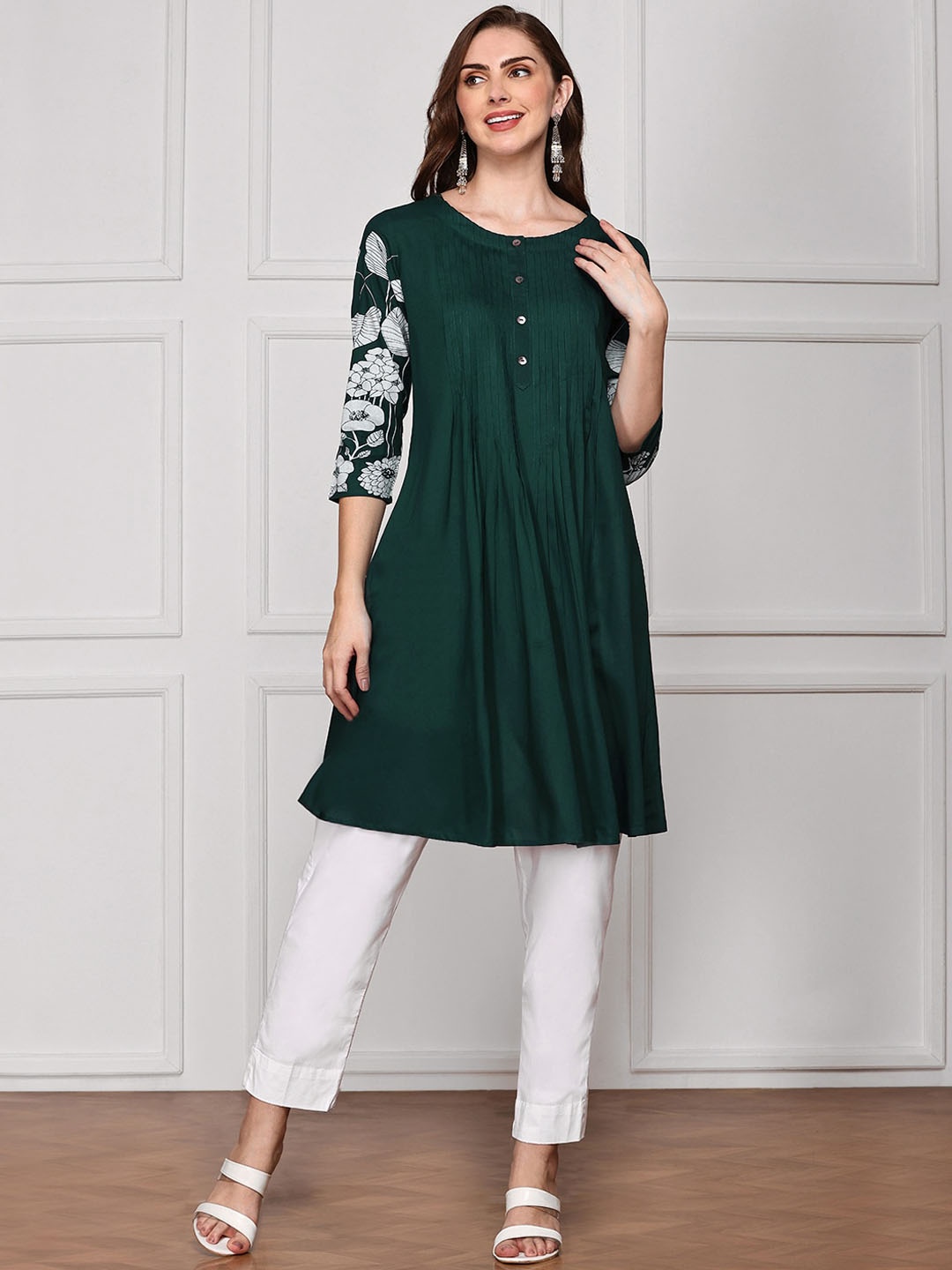 

Anubhutee Women Thread Work Kurta, Green