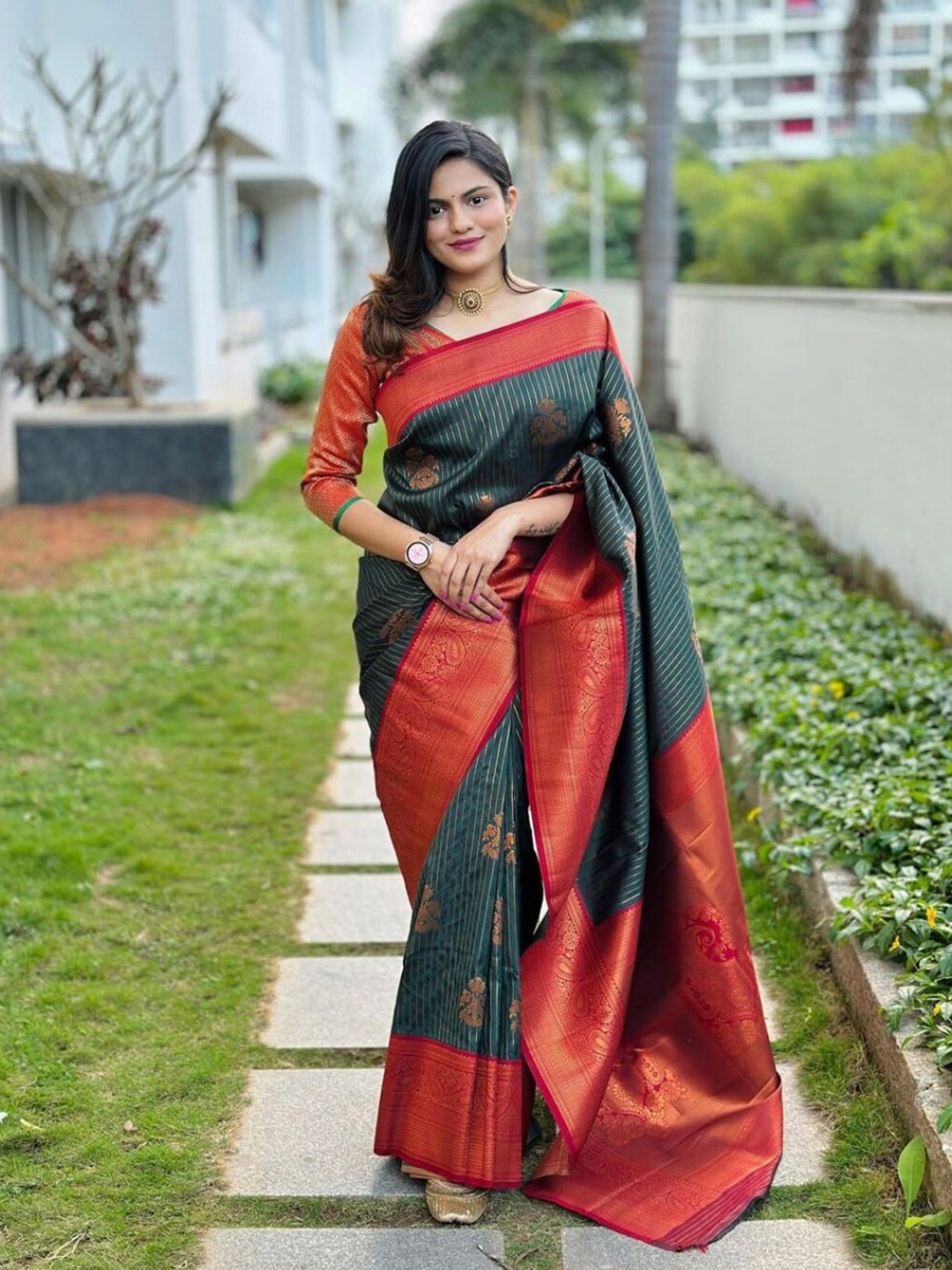 

Flosive Ethnic Woven Design Zari Art Silk Banarasi Saree, Green