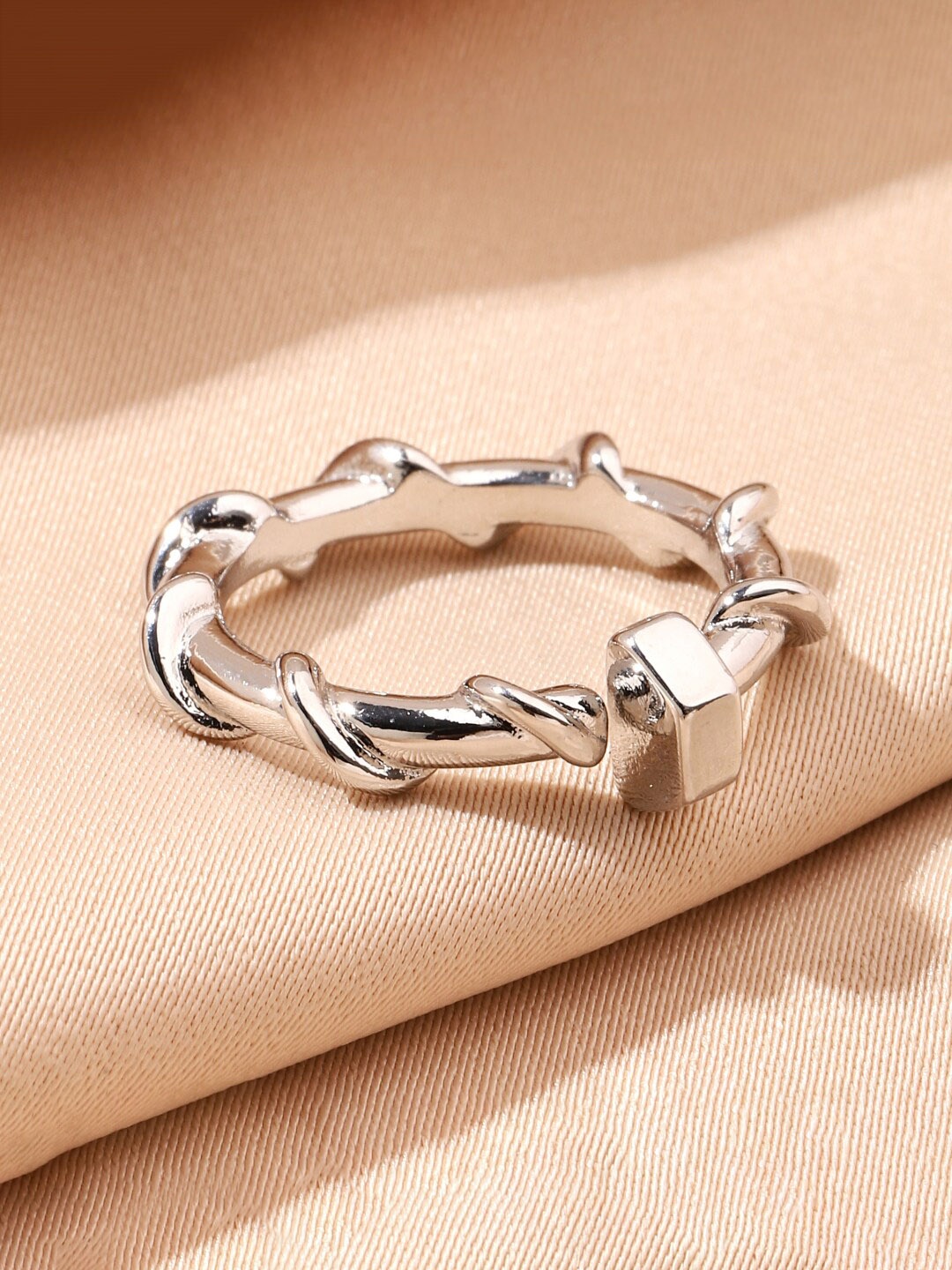 

SALTY Twisted Street Finger Ring, Silver