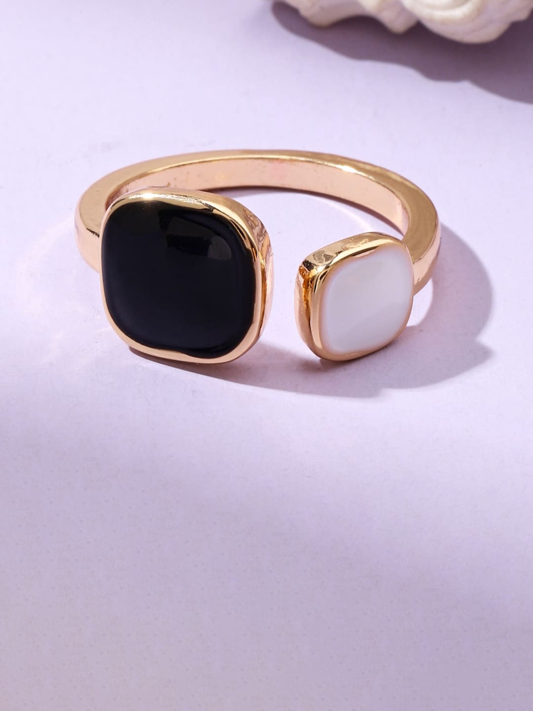 

SALTY Raya Finger Ring, Black