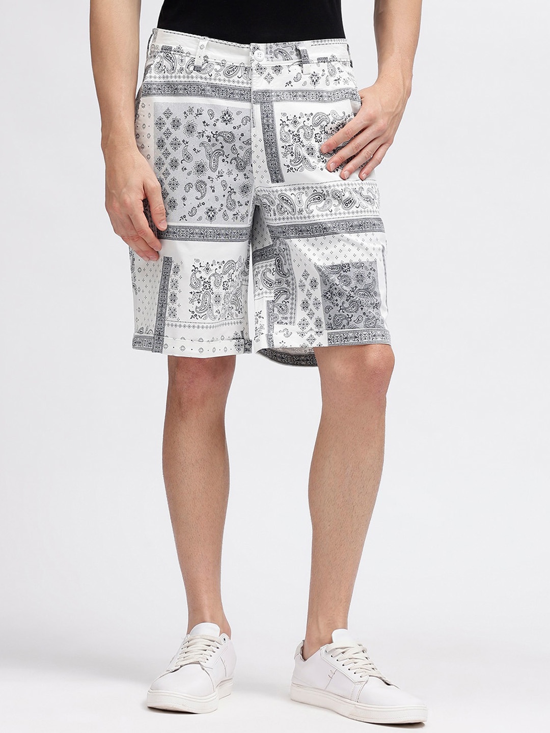 

Iconic Men Paisley Print Shorts, White