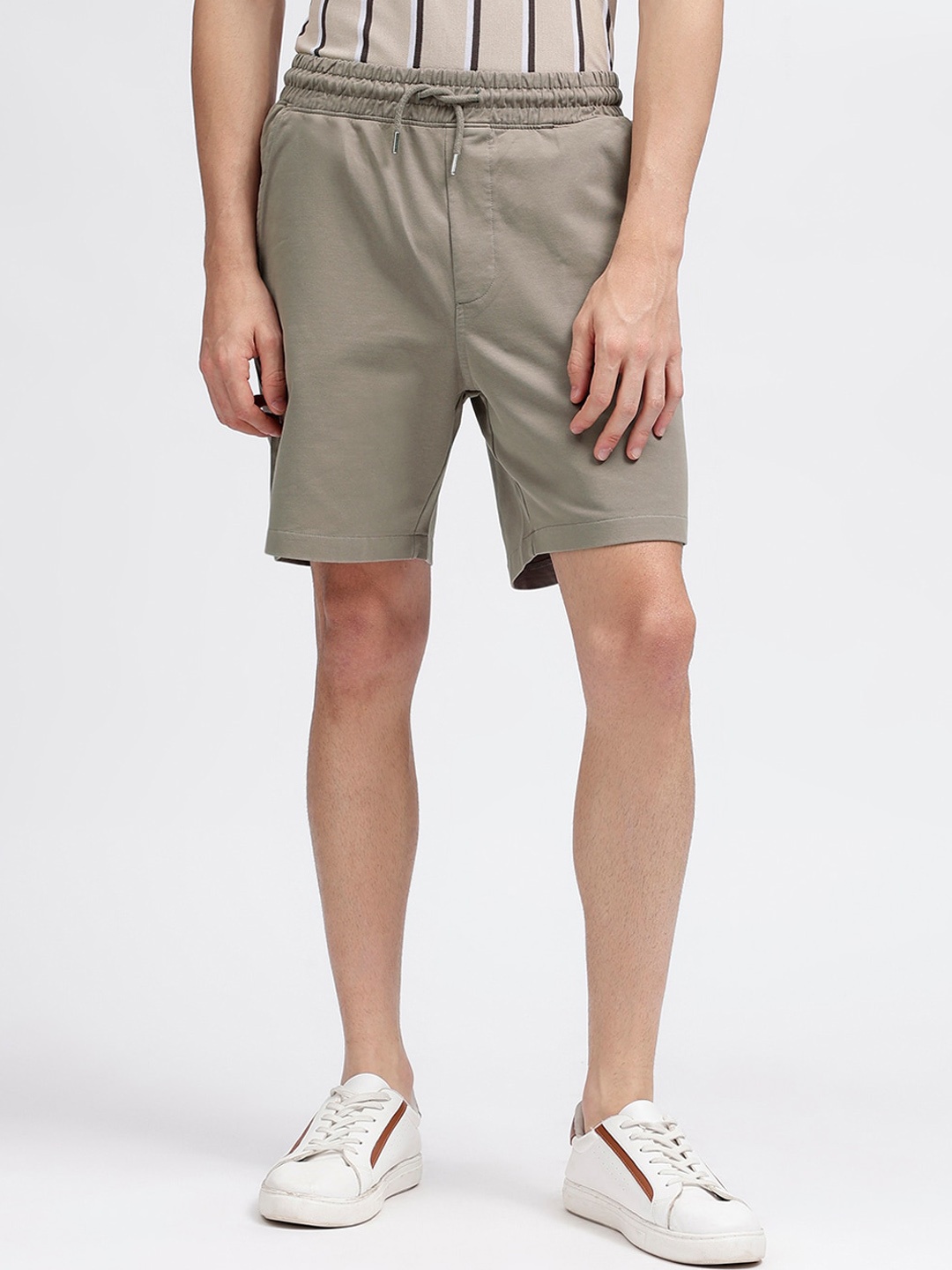 

LINDBERGH Men Solid Shorts With Drawstring Closure, Grey