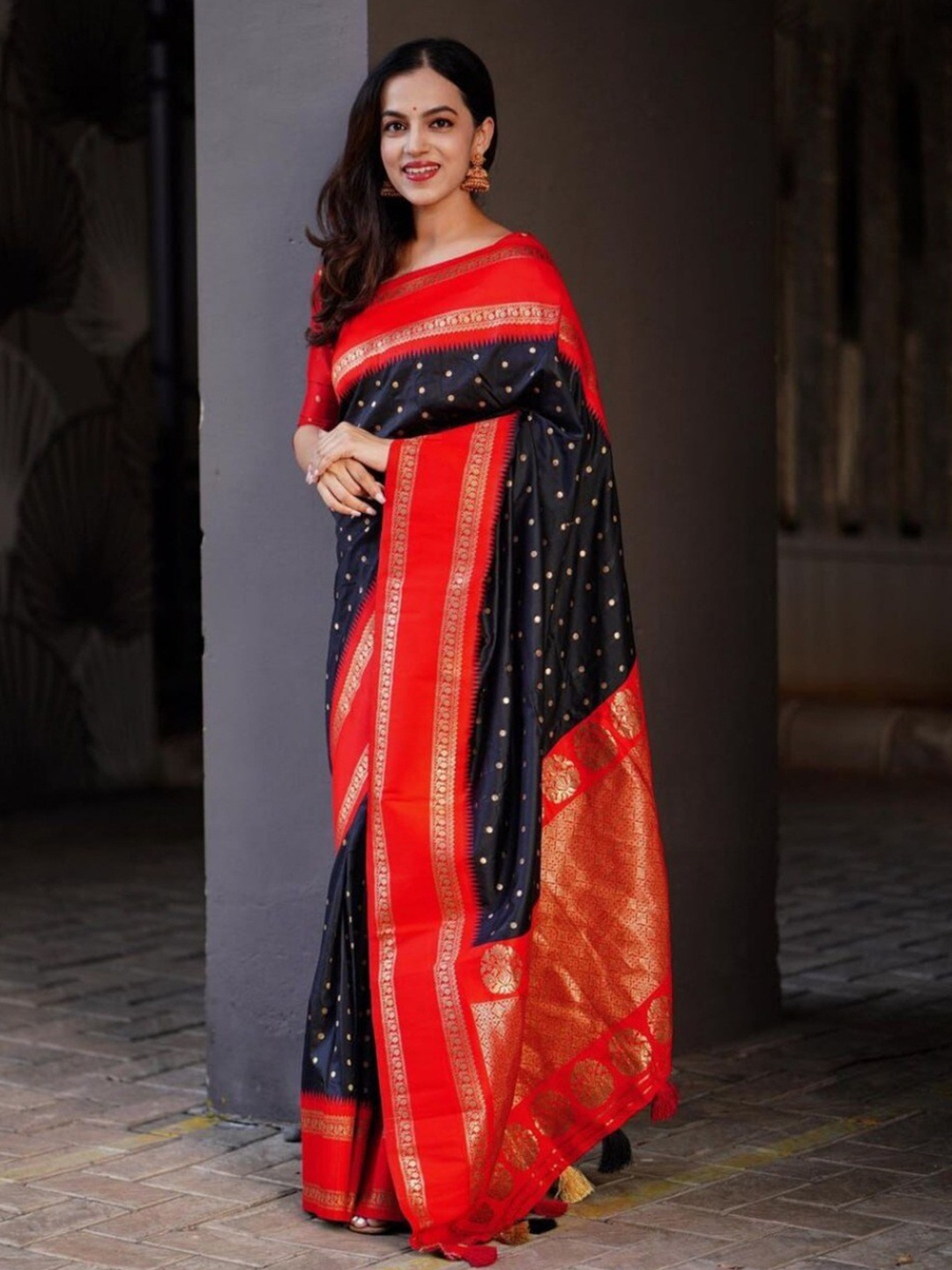 

ESOMIC EXPORT Polka Dots Woven Design Zari Art Silk Banarasi Saree, Black