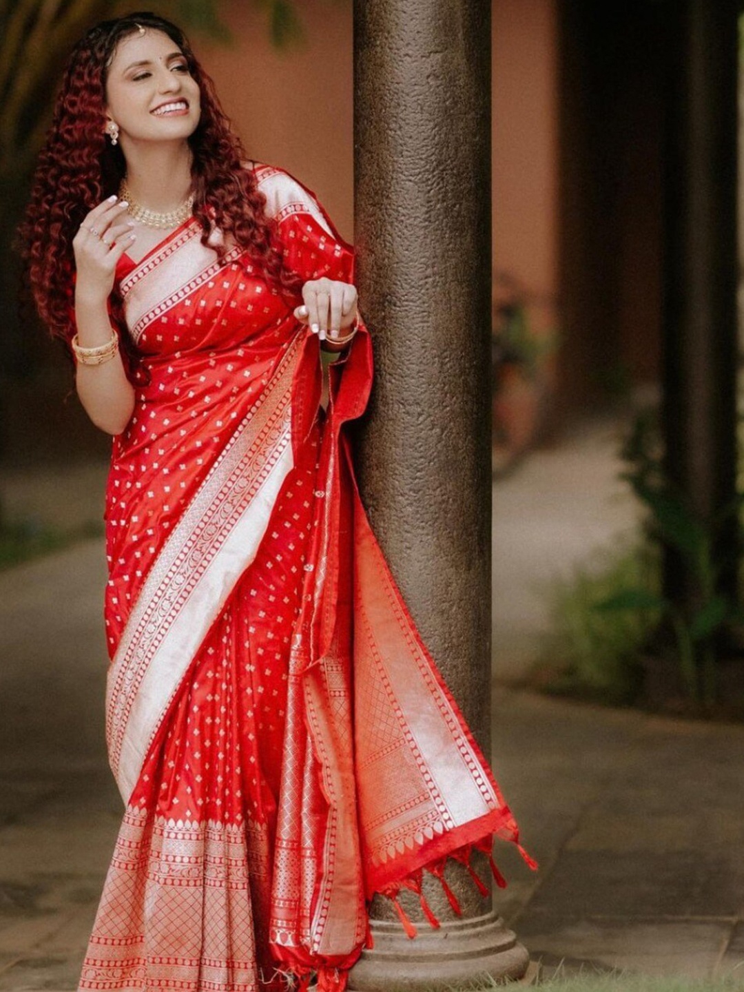 

ESOMIC EXPORT Ethnic Woven Design Zari Art Silk Banarasi Saree, Red
