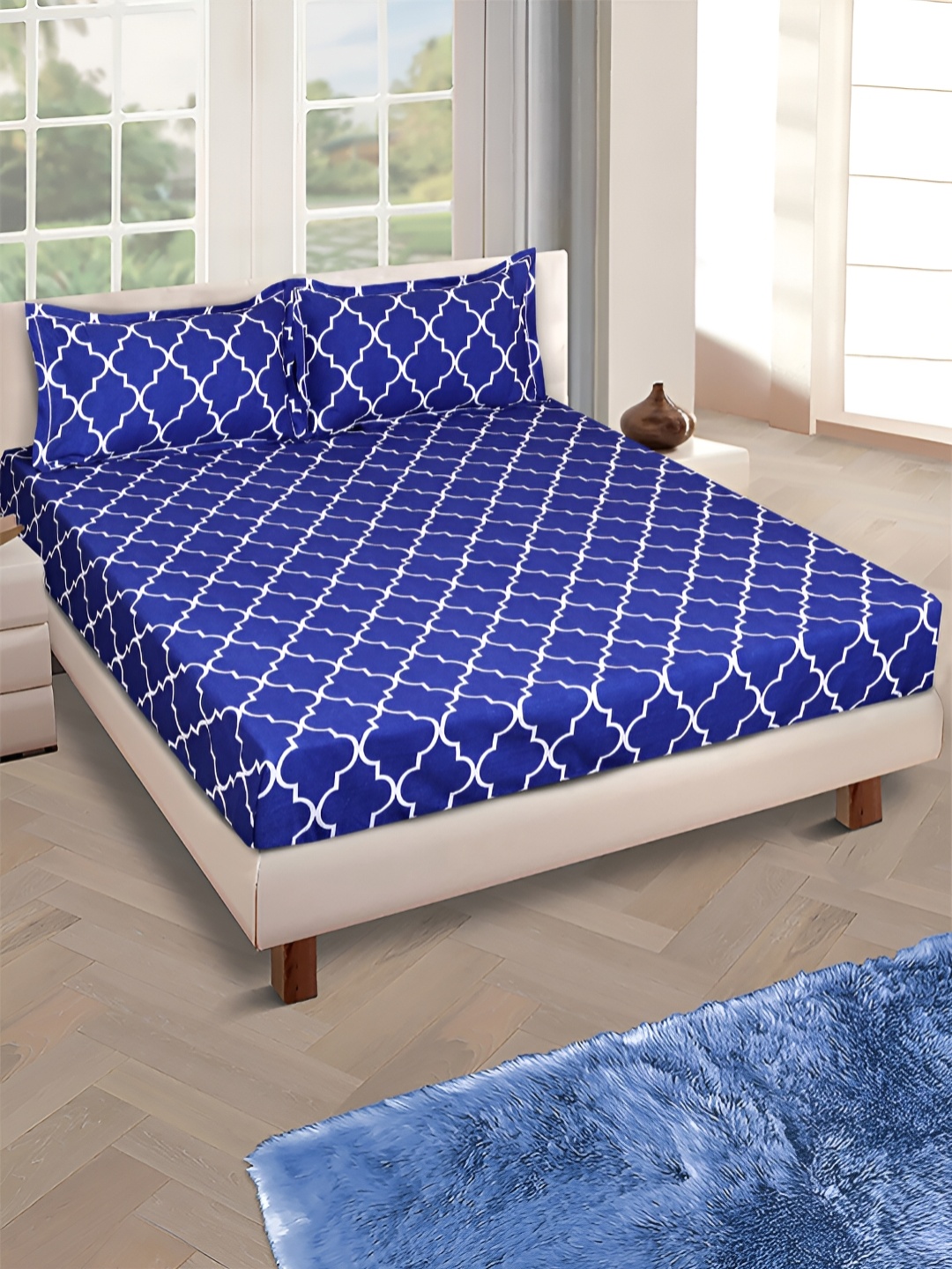 

ROMEE Blue & White Geometric Printed 144 TC Queen Bedsheet With 2 Pillow Covers