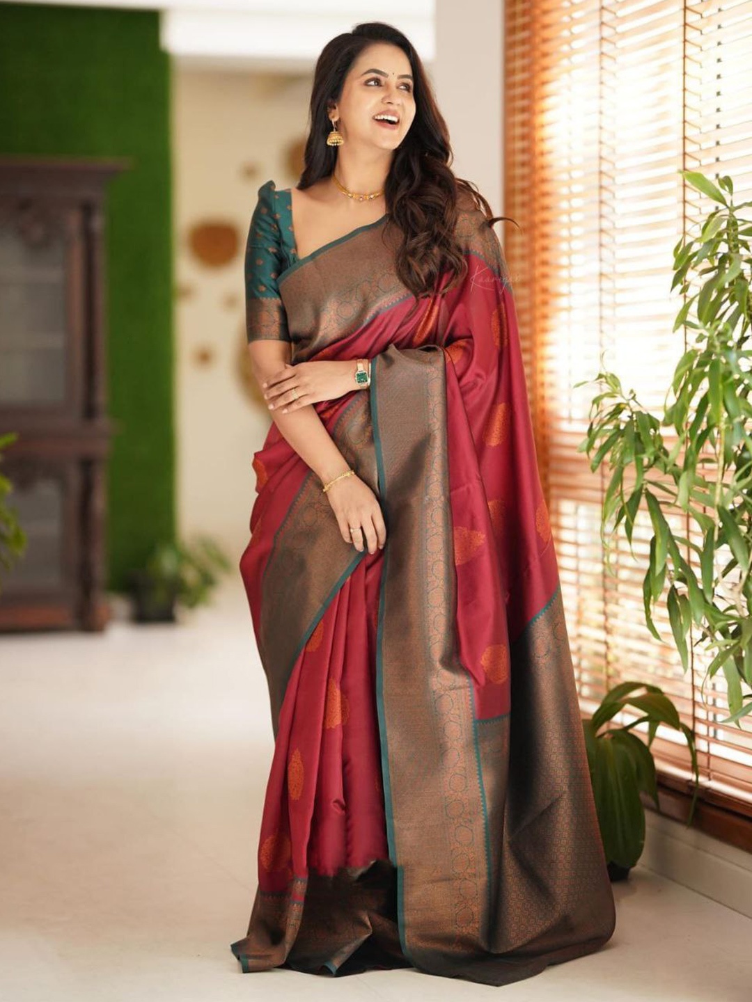 

Naishu Trendz Woven Design Zari Pure Silk Kanjeevaram Saree, Red