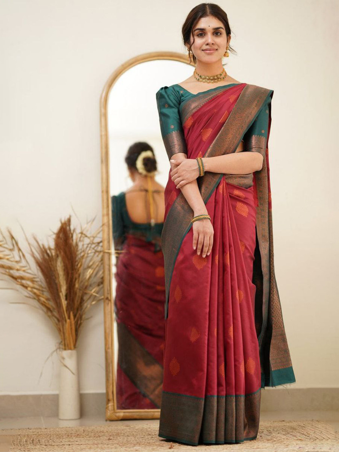 

Naishu Trendz Woven Design Zari Pure Silk Kanjeevaram Saree, Red